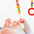 婴儿床头悬挂玩具会导致宝宝斜视、弱视吗？
